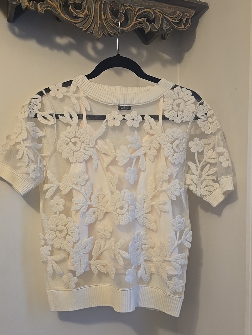 CAL STYLE Women’s Ivory Floral Appliqué Short Sleeve Top with LIner tank top
